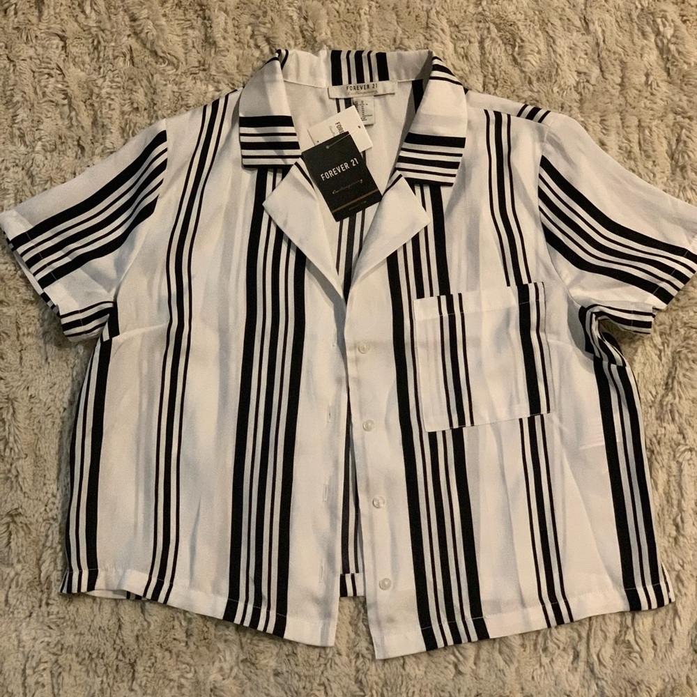 Forever 21 Women Cropped Button-up Size M Ivory w/Black stripes New w/Tags
